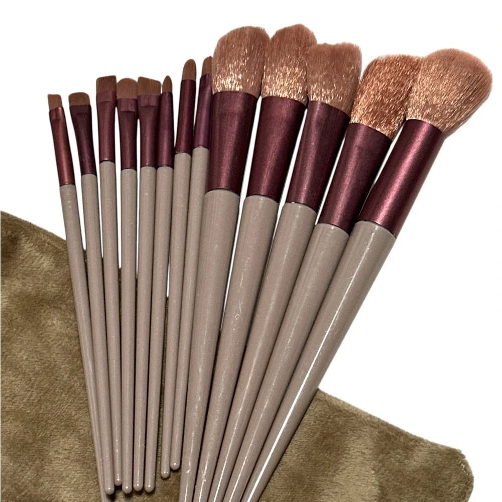 New, 14 Piece Makeup Brush Set‎ with Pouch